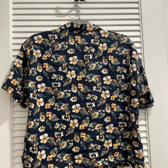 UNIQLO Floral Button Down Shirt - Picture 2 of 2